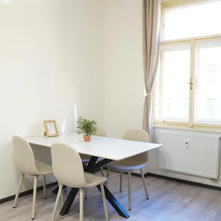 Flat With Balcony And Garage Lägenhet Prag