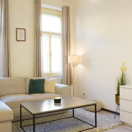 דירה Flat With Balcony And Garage פראג