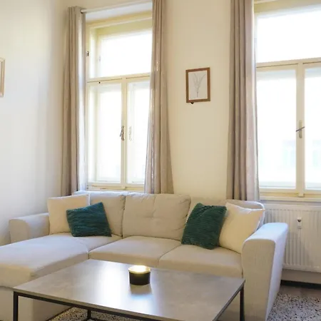 Flat With Balcony And Garage פראג