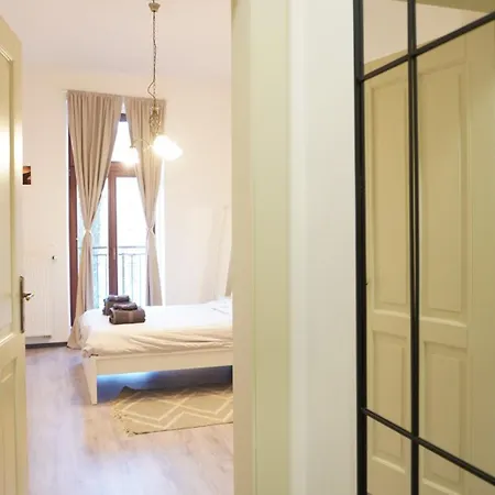 דירה Flat With Balcony And Garage