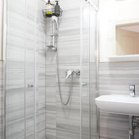 Flat With Balcony And Garage דירה