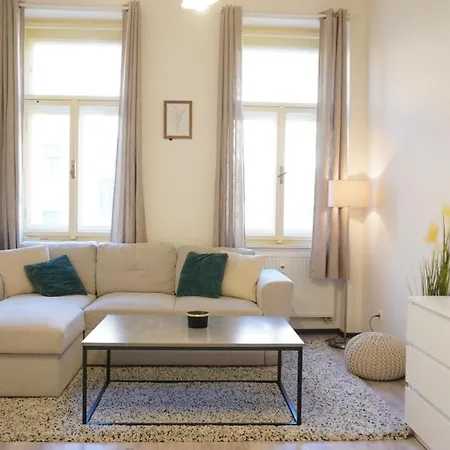 Flat With Balcony And Garage Apartmán