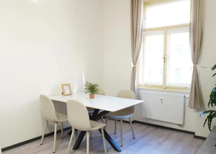 Flat With Balcony And Garage דירה פראג
